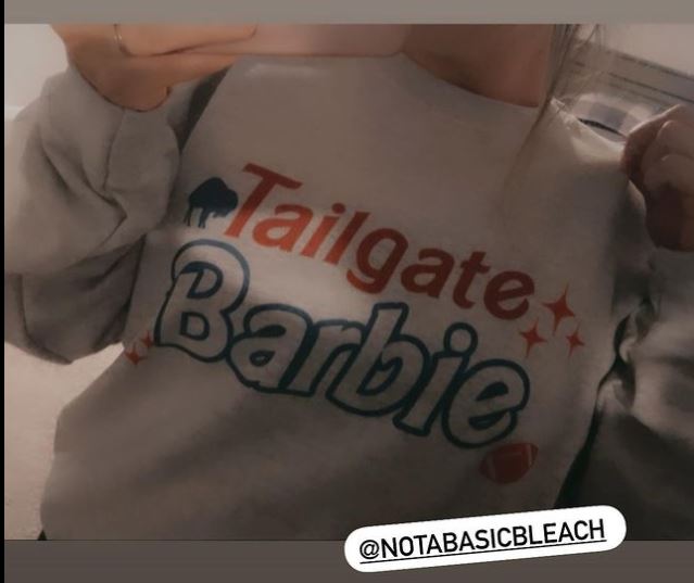 TAILGATE BARBIEE CREWNECK IN GREY